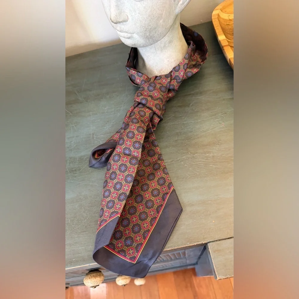 SeCorte 100% Silk tie with a medallion Pattern. Vintage.